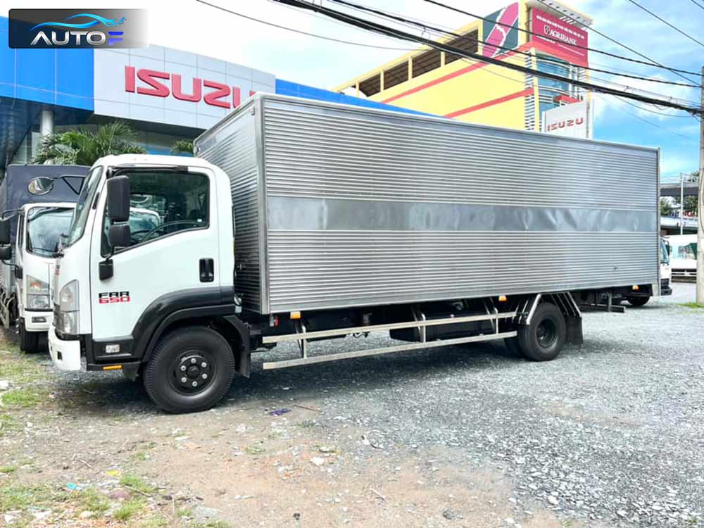 Xe tải Isuzu FRR 650 thùng kín inox 6.5 tấn dài 6.7 mét